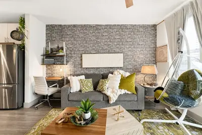 Image de Sky Deck Retreat in Oak Lawn. W/ downtown views