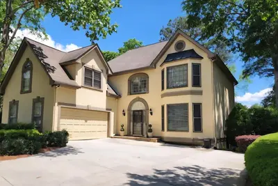 Image de 4 Bedroom World Cup Fans Clubhouse For A  Group Or Family Of 8+