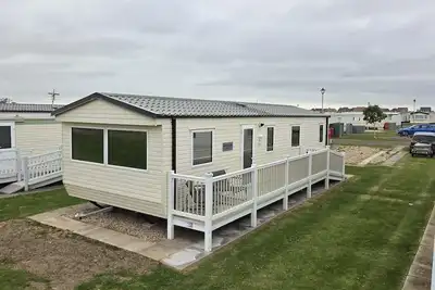 Image de Superb 8 berth caravan with side decking ref 67022m