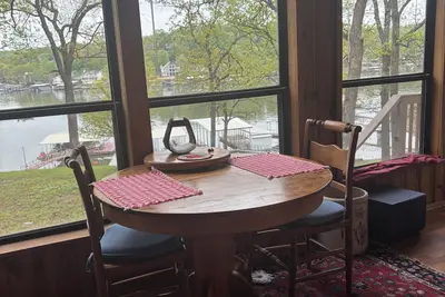 Image de Cozy wooded 2-bedroom cottage on the lake in Osage Beach