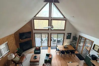 Image de Cozy chalet retreat in Bryce Resort with hot tub, sauna, and mountain views.