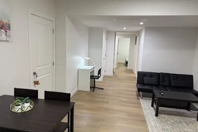 Image de Spacious 2 bedroom legal basement suite, 15 min to West Edmonton Mall