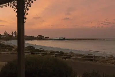 Image de Beautiful rare beachfront cottage