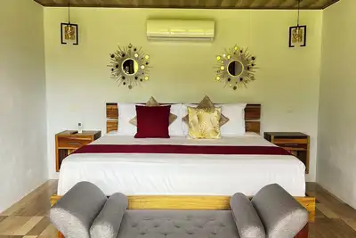 Image de Romantic Arenal Escape : Jacuzzi + King Bed : Villa Luna 3