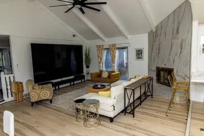 Image de Luxurious 3 bed (each w/private bath) home near Arrowhead w/ Game Room & Sauna