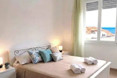 Image de Sea-view apartment with A/C and parking | Ap41