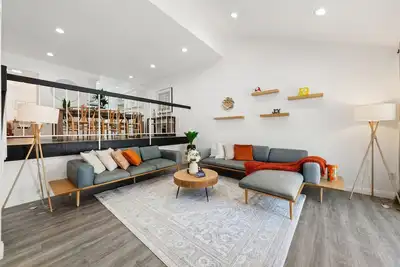 Image de Walk to Arcadia Mall Townhome4 Bed + Private Baths