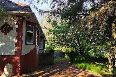 Image de Stunning period detached property in 1 acre of lush landscaped mature gardens.