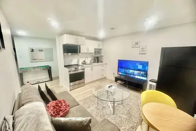 Image de Suite privée d'une chambre au sous-sol près de Yqm avec parking gratuit