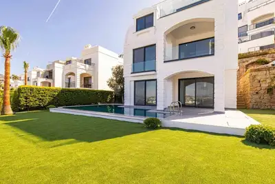 Image de Villa confortable avec piscine privée et vues les plus luxueuses