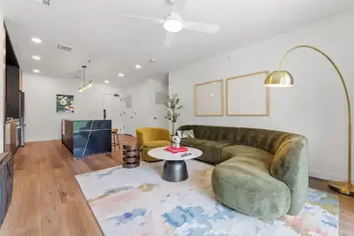 Image de 4bdr South Lamar Stay w/ Pool, Rooftop, Restaurant | The Code by AvantStay