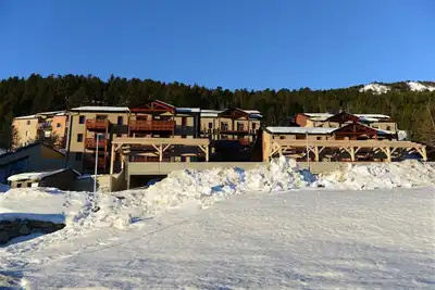 Image de Retraite forestière confortable près des pistes
