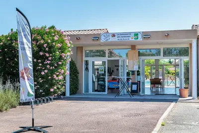 Image de Maison provençale ensoleillée avec terrasse