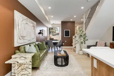 Image de \"Honey\" New 3 Bdrm Townhome-10 mins from C-Train!