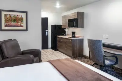 Image de Pet-Friendly 2-Queen Stay | Full Kitchen | 2. 7 mi to Skyline Regional Park