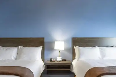 Image de 2 Queen Beds + Recliner | Full Kitchenette | Pet-Friendly | Free Parking
