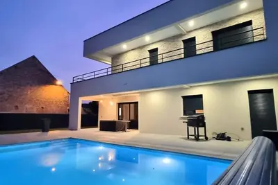 Image de Villa Luxueuse et Moderne avec Piscine Privée