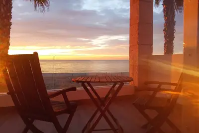 Image de Wake up to the sound of the waves and have breakfast in front of the infinite blue sea.