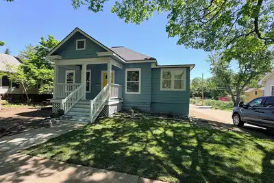 Image de Stay two blocks from Booth football stadium within walking distance to downtown!