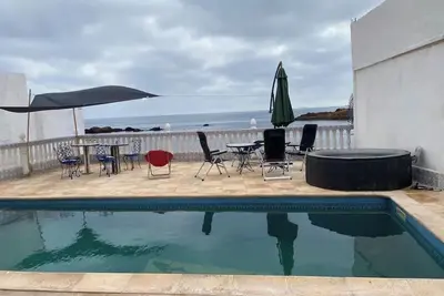 Image de Appartement au second étage pied dans l’eau avec piscine