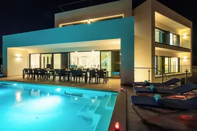 Image de Spacious Villa with Heated Pool & 2 Jacuzzis