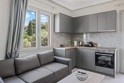 Robin's | White apartment