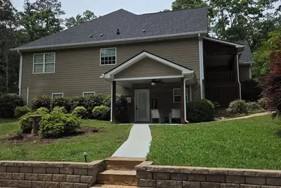 Image de Enjoyable 2-bedroom basement apartment with Ac in charming Clarkesville