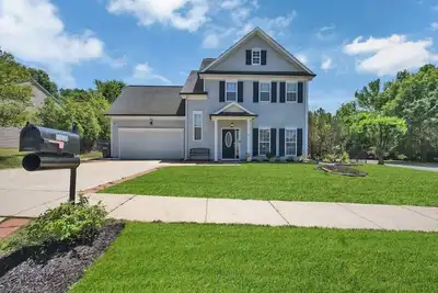 Image de King Bed - Hot Tub - Fenced Yard - Near Carowinds