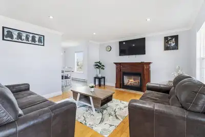 Image de Spacious 3br Home Sleeps 8 I+ Sunroom+ Veranda.