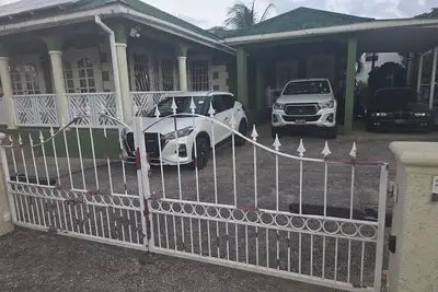 Image de Quaint 2-bedroom house with Ac in Saint James