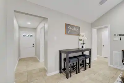Image de 15 Min to airport! Cozy, Modern Home