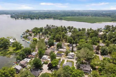 Image de Cozy 3-bedroom hideaway 1 block from Lake Wawasee and Oakwood Resort