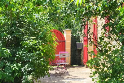 Image de Gîte de charme proche Gourdon – pierre, nature, jardin clos, terrasse