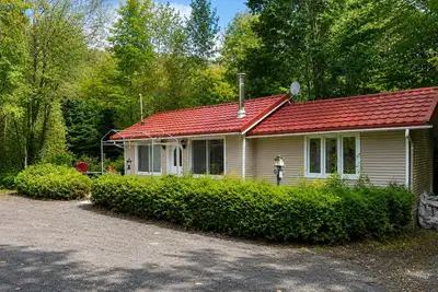 Image de Cozy Secluded Chalet with Hot Tub Surrounded by Nature