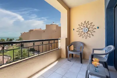 Image de Ocean View 2br Condo at Princesa de Peñasco – Beautiful Balcony view C403