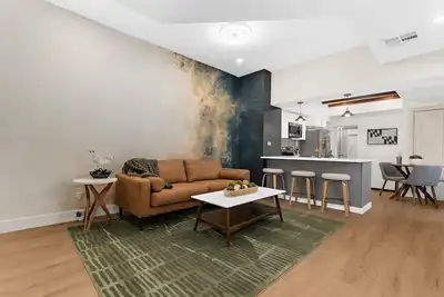 Image de 2 Blocks to Oriole Park, Umms, Umb w/ Parking, High-end Design & Patio