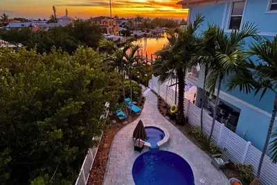 Image de Spare Key Sombrero Beach 5 Br Waterfront Luxury Pool, Hot Tub, Dock and More