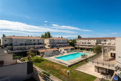 Image de Appartement avec vue sur la piscine près de la marina française