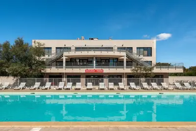 Image de Appartement climatisé avec vue sur la piscine pour 4 personnes