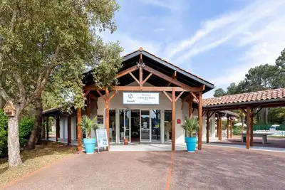 Image de Séjour avec piscine, forêt et plage à proximité