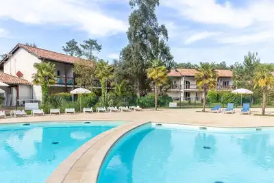 Image de Résidence balnéaire avec piscine et tennis