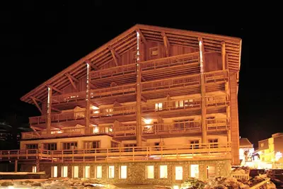 Image de Appartement accueillant avec balcon ou terrasse