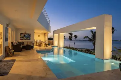 Image de Award-Winning Villa in Belize - 2 Pools, Own Boat & Captain, Massage for 2, and Welcome Dinner