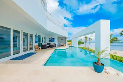 Image de 4br Villa with 2 Pools, Waterfront Views, and Access to Private Boat & Captain