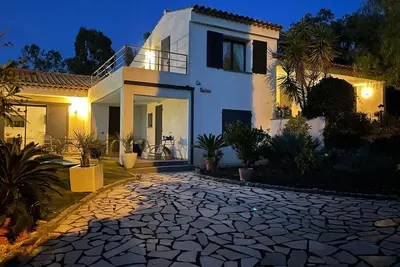 Image de Villa en bord de mer à 3 mns à pieds de la plage, idéale pour une famille