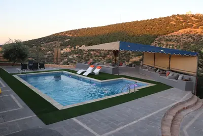Image de Private Chalet with Stunning Pool & View in As-Salt