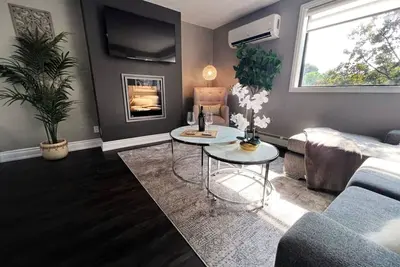 Image de Contemporary Comfort | Centrally Located Gem