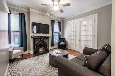 Image de Experience Portland’s charm in this beautifully restored 2-bed, 1. 5-bath Victorian apartment! Located downtown, enjoy modern comforts, historic elegance, a private backyard, Ac, and 1 free parking spot. Perfect for your Maine getaway! 🦞