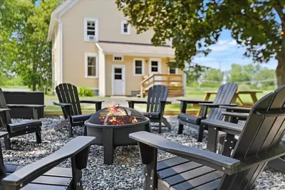 Image de Charming Hudson Farmhouse with Fire Pit