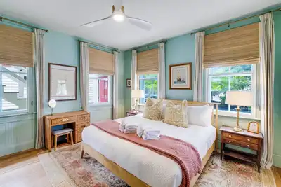 Image de Walk to King - Free Parking - 2br/2ba - Spacious - Dining Hotspot